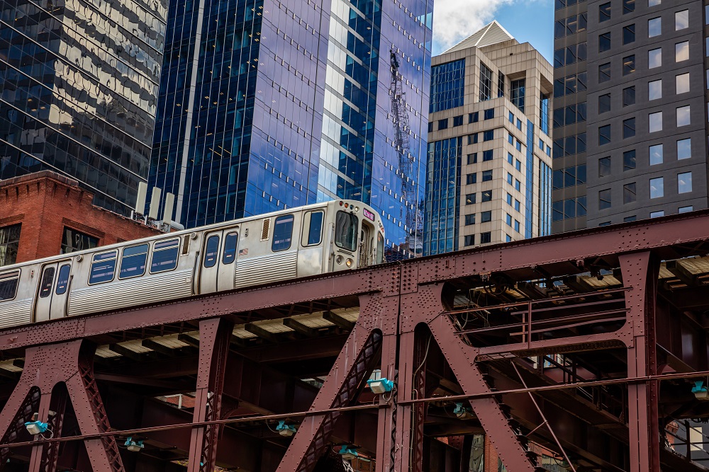 Chicago Hochbahn zwischen Wolkenkratzern



