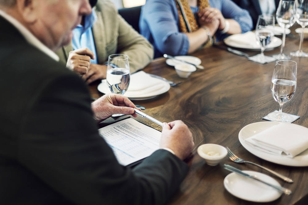 Multikultureller Tisch mit Geschäftsleuten beim Geschäftsessen