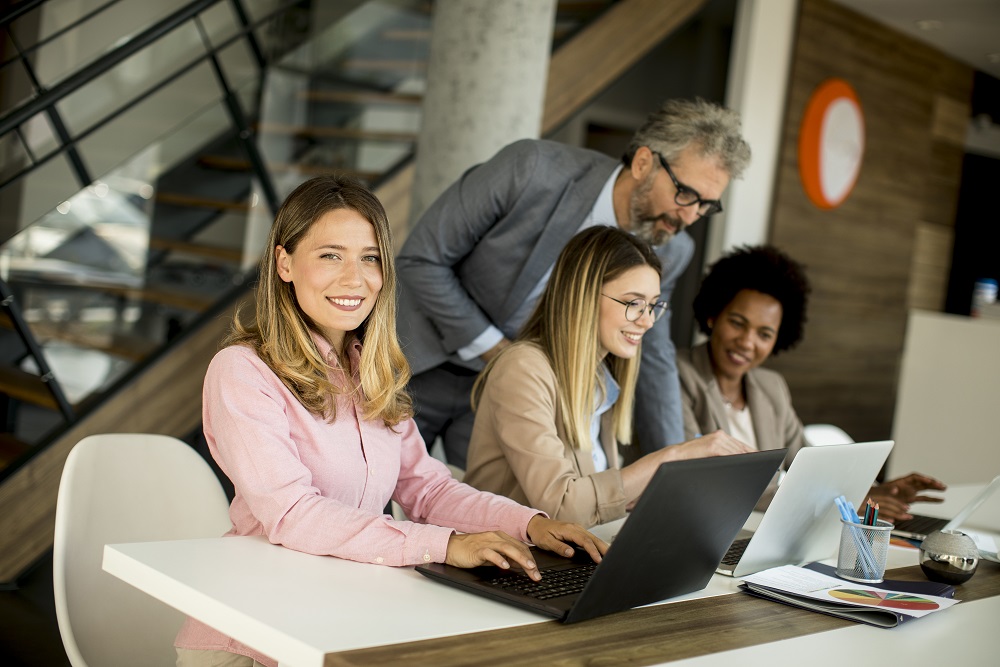 HR-Team arbeitet in einem Büro an der Optimierung von Prozessen