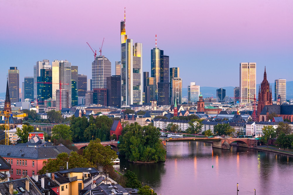 Frankfurter Skyline in der Abenddämmerung