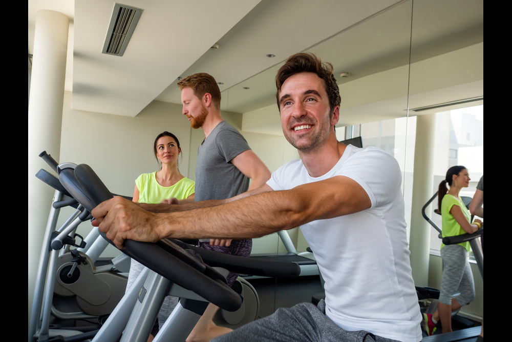 Geschäftsmann trainiert im Fitnessstudio des Hotels