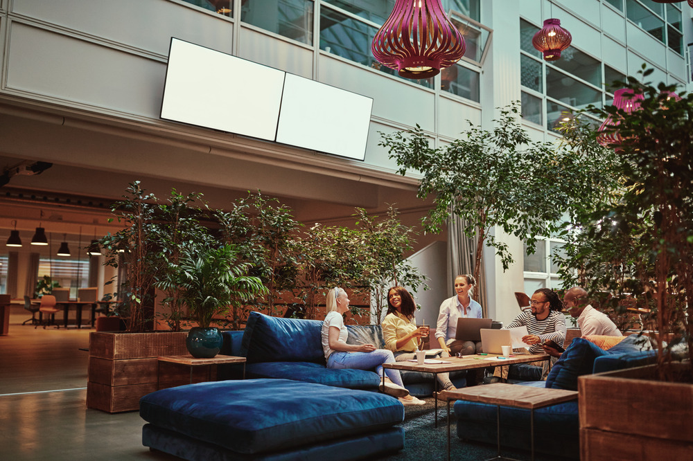 Lässiges Geschäftstreffen in der Hotellobby