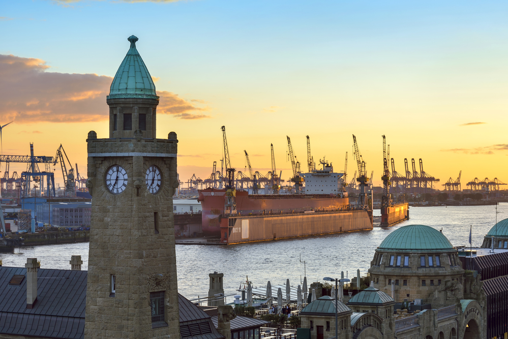 Blick auf den Hafendamm bei Sonnenuntergang über der Elbe in Hamburg