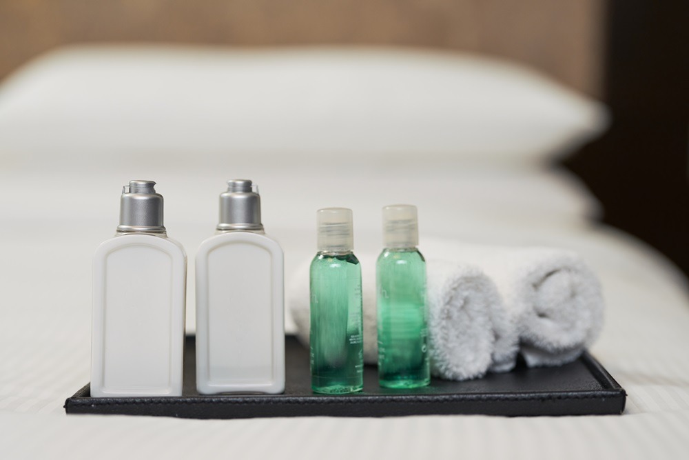 Hotelausstattung mit Shampoo, Seife und Handtüchern