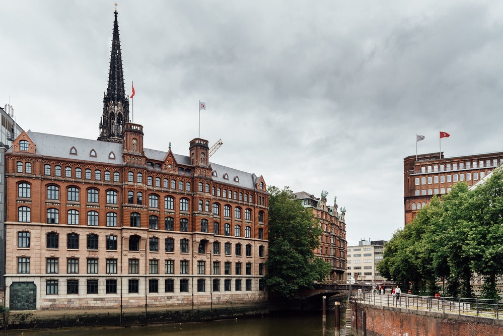 Stadtbild von Hamburg mit Kanal und Nikolaus