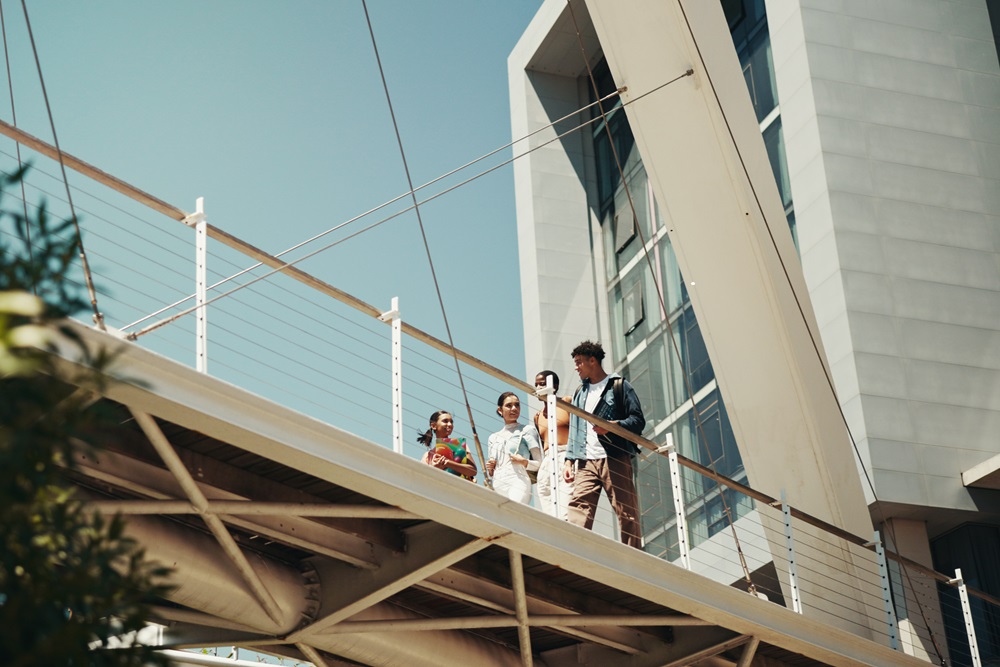 Geschäftsleute gehen über eine Brücke vom Büro zum Kongress