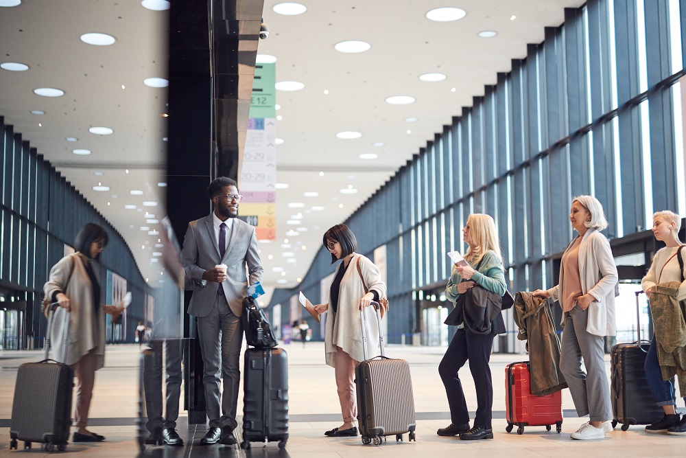 Passengers waiting on line at Chicago O'hare airport